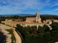 C'est en 1637 que fut enfermé l'Homme au masque de Fer dans les geôles du chateau fortifié sur l'île Sainte Marguerite, qui forme l'archipel des Lérins avec l'ile Saint Honorat, plus petite et confidentielle. En effet, une communauté religieuse y confectionne un grand crû apprécié et permet d'effectuer des retraites spirituelles au sein du monastère. Cannes - Eglise et monastère des iles de Lérins